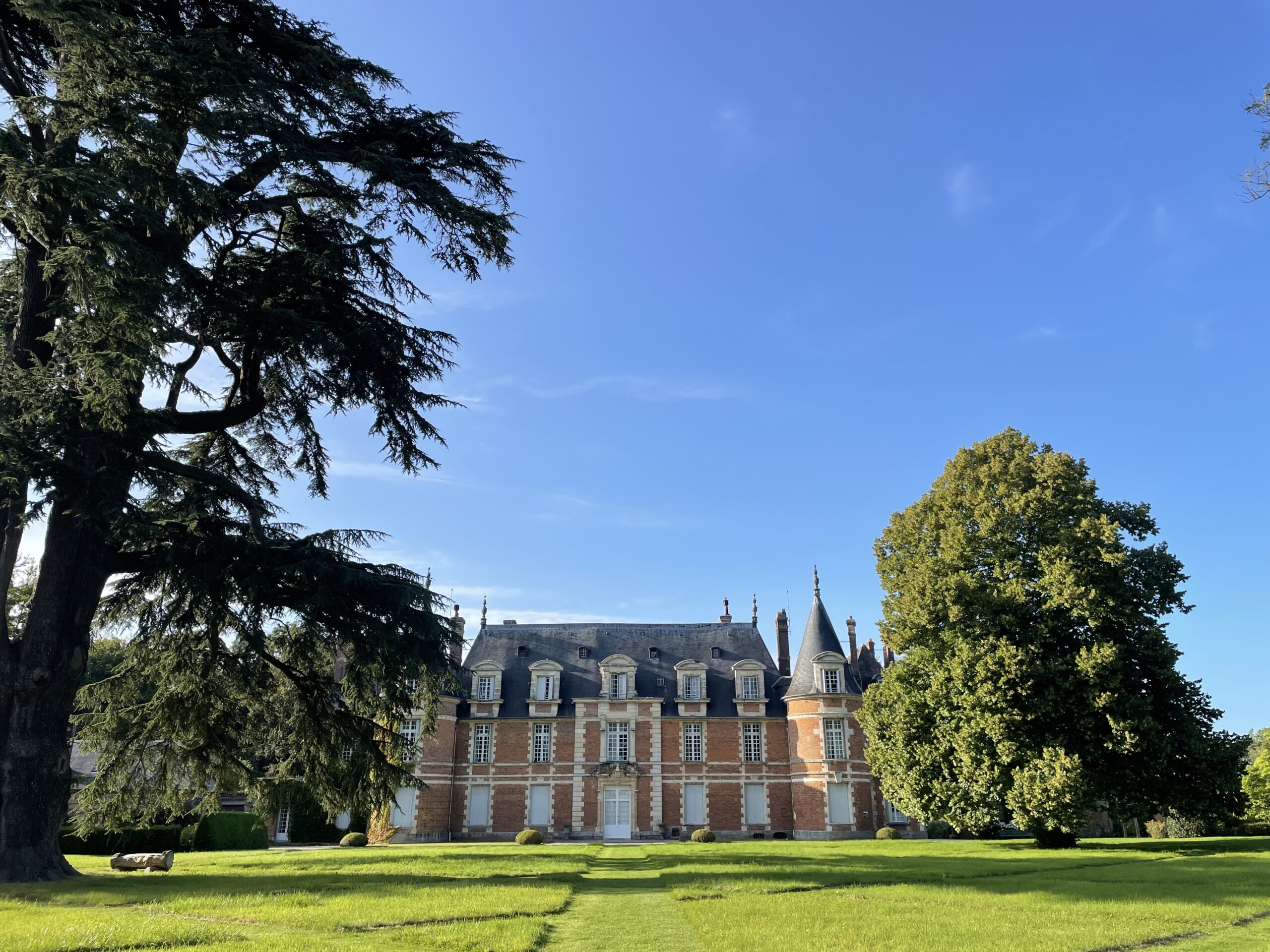 Château français et son jardin