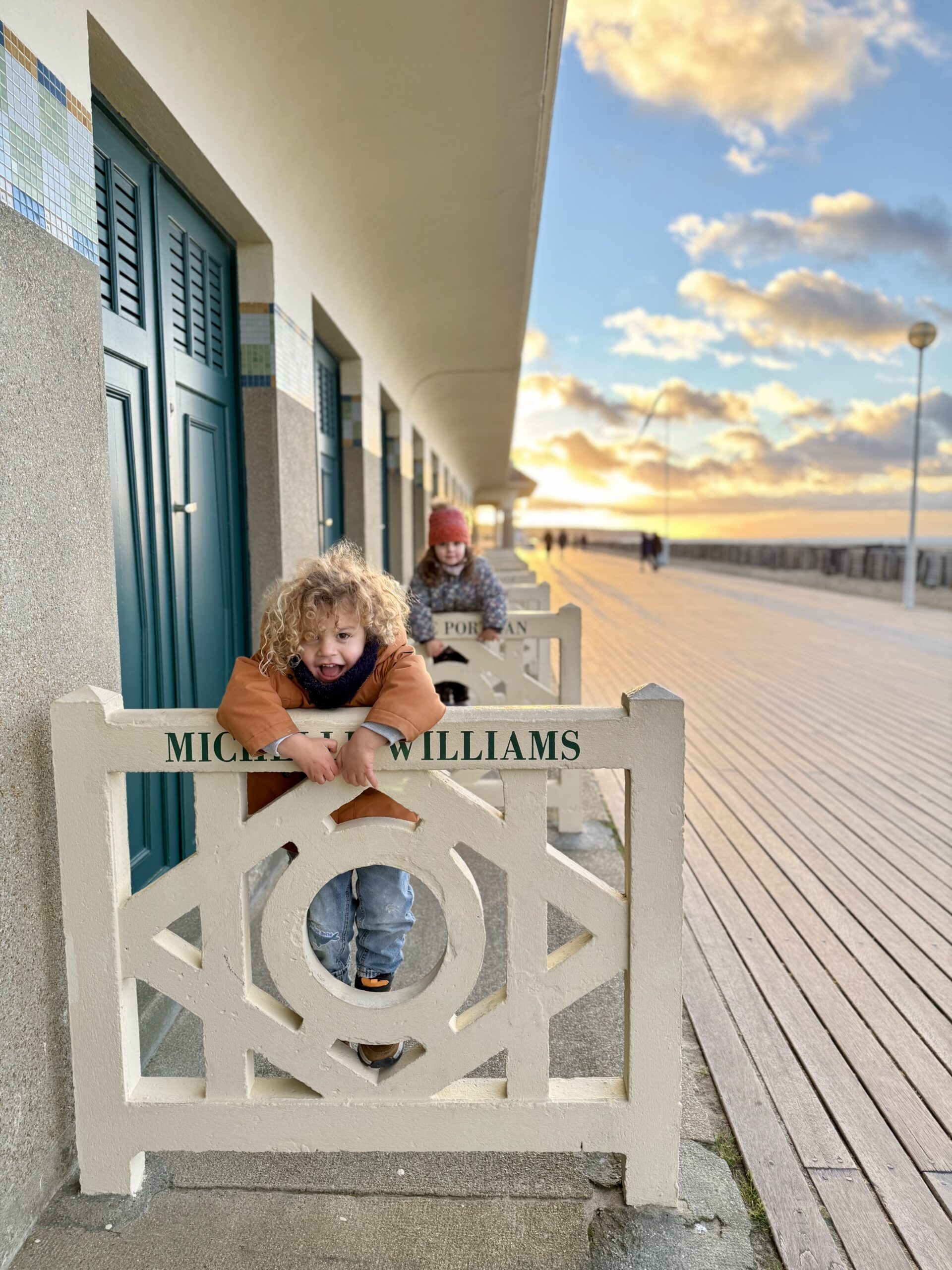 Parent et enfant au bord de l’eau