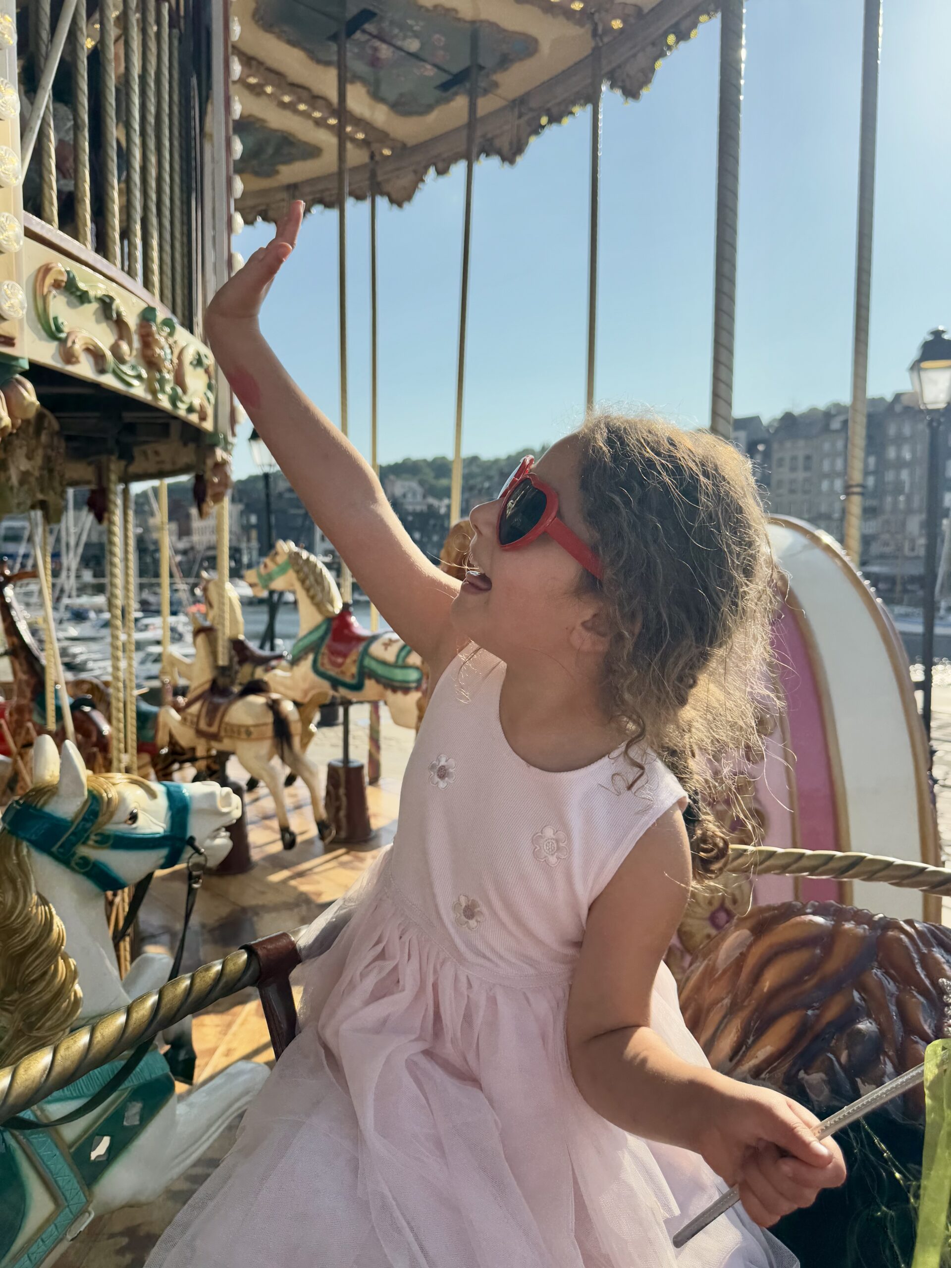 Parent et enfant face à la mer