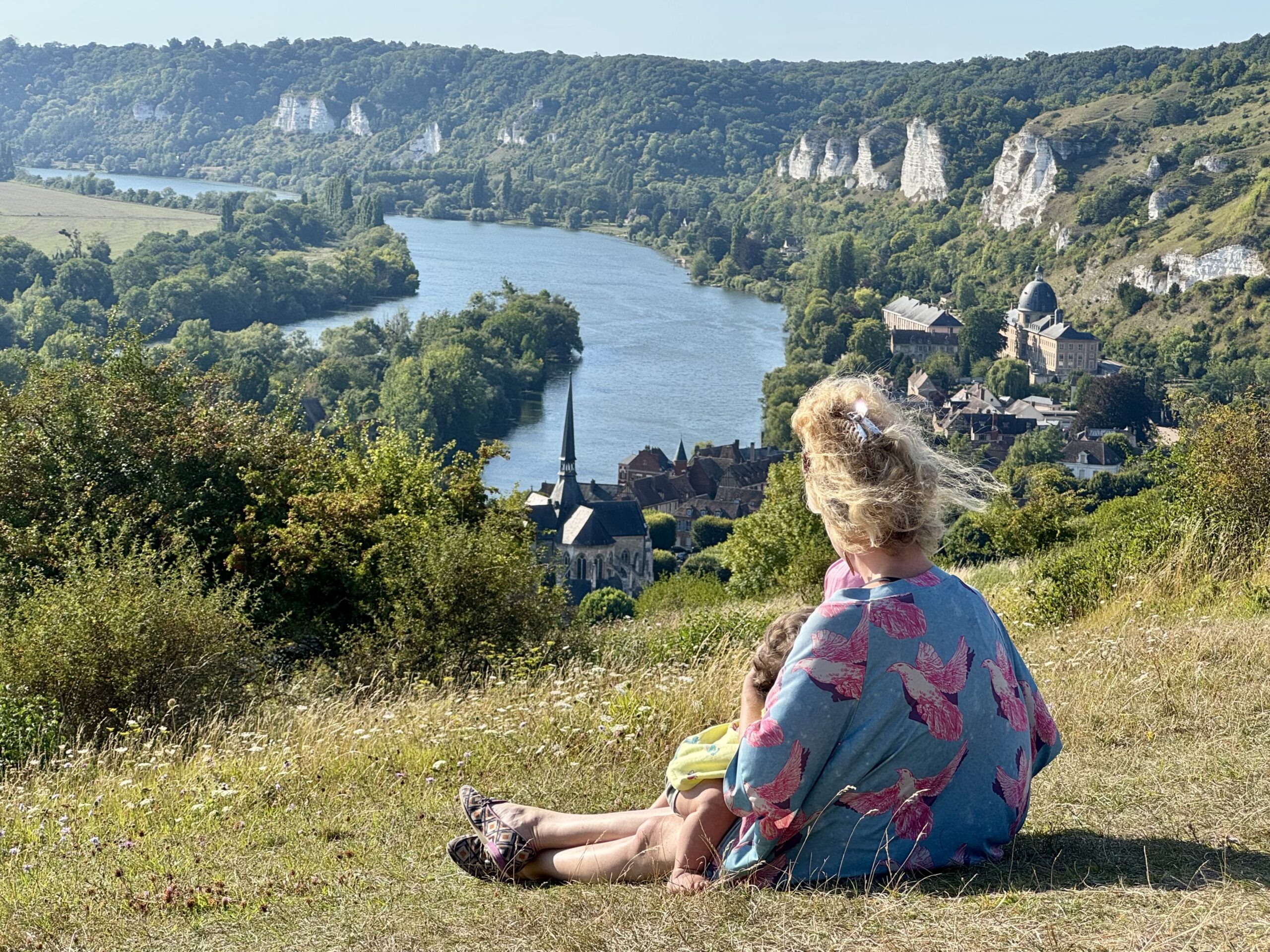 Plage rocheuse au pied d’une falaise
