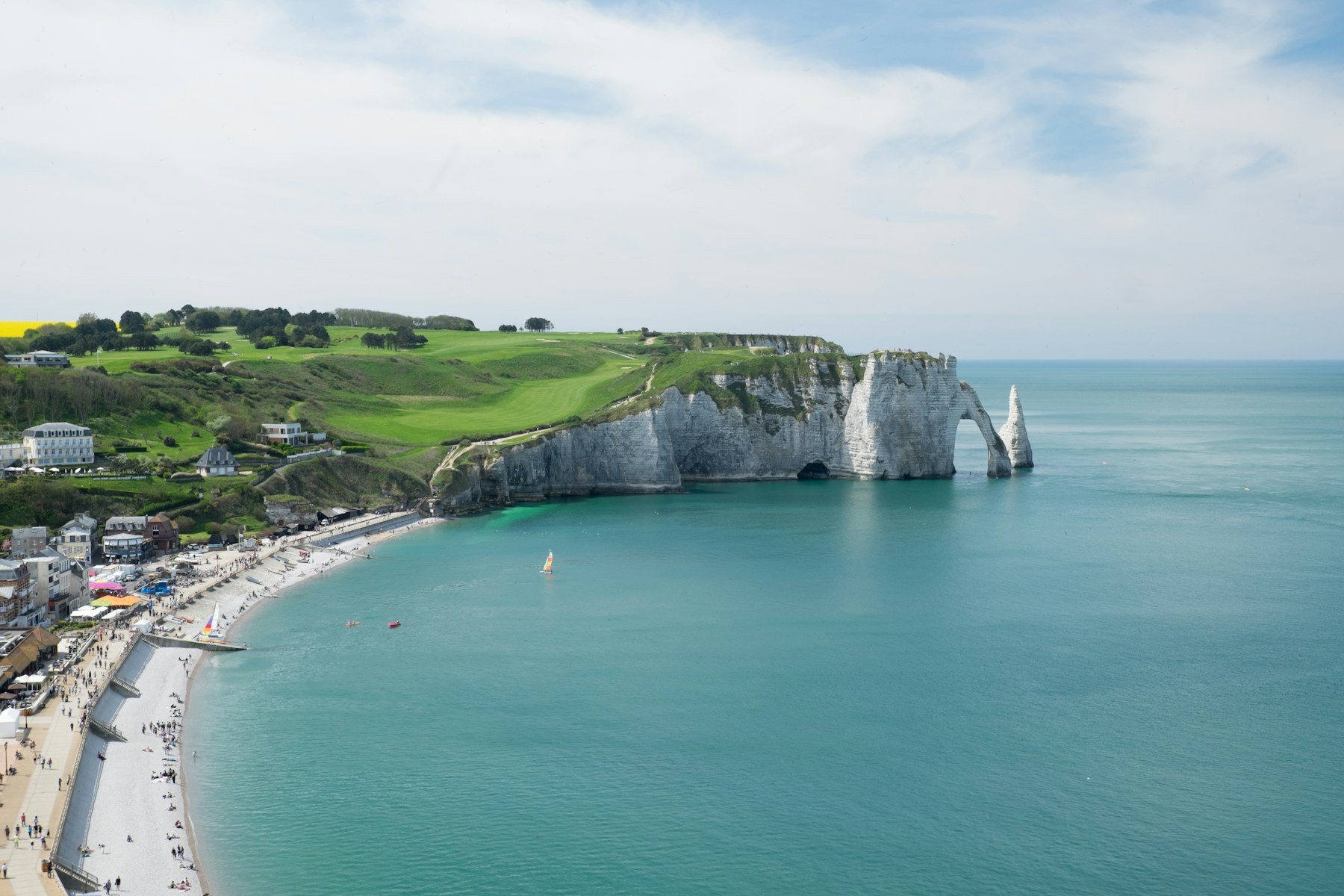Panorama de falaises sur la mer