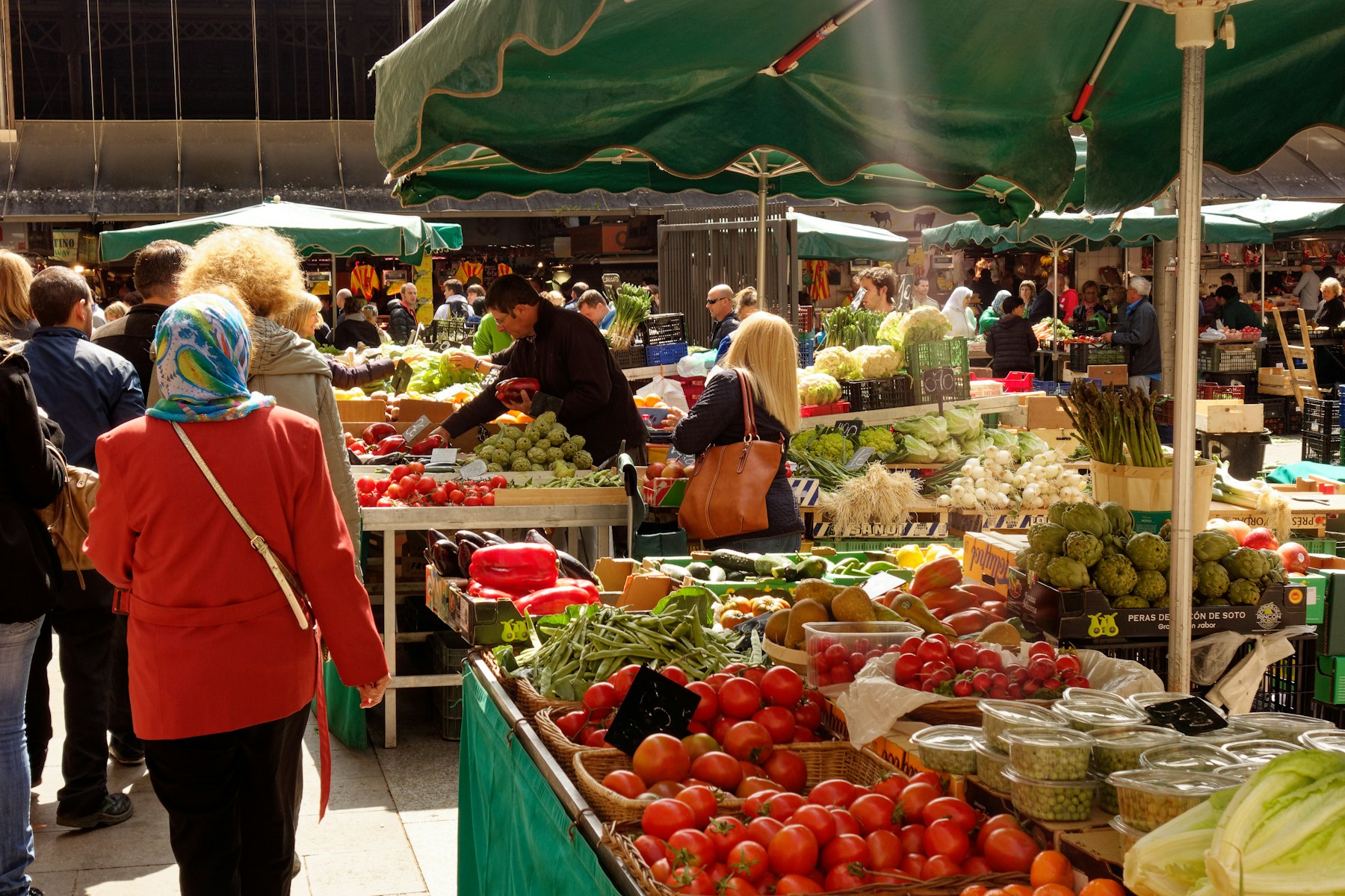 Marché animé en plein air