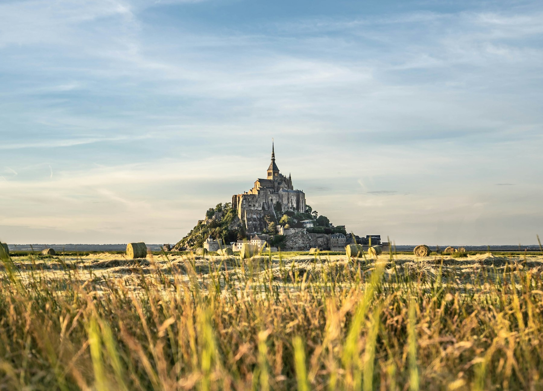 Le Mont-Saint-Michel dans sa baie