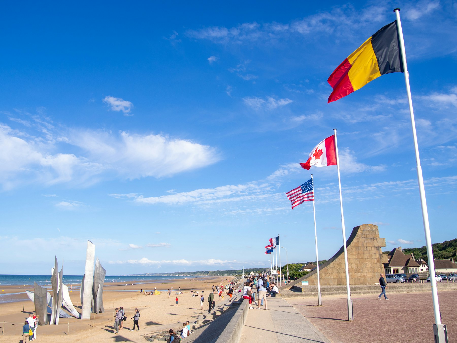 Drapeaux commémoratifs sur une plage de Normandie