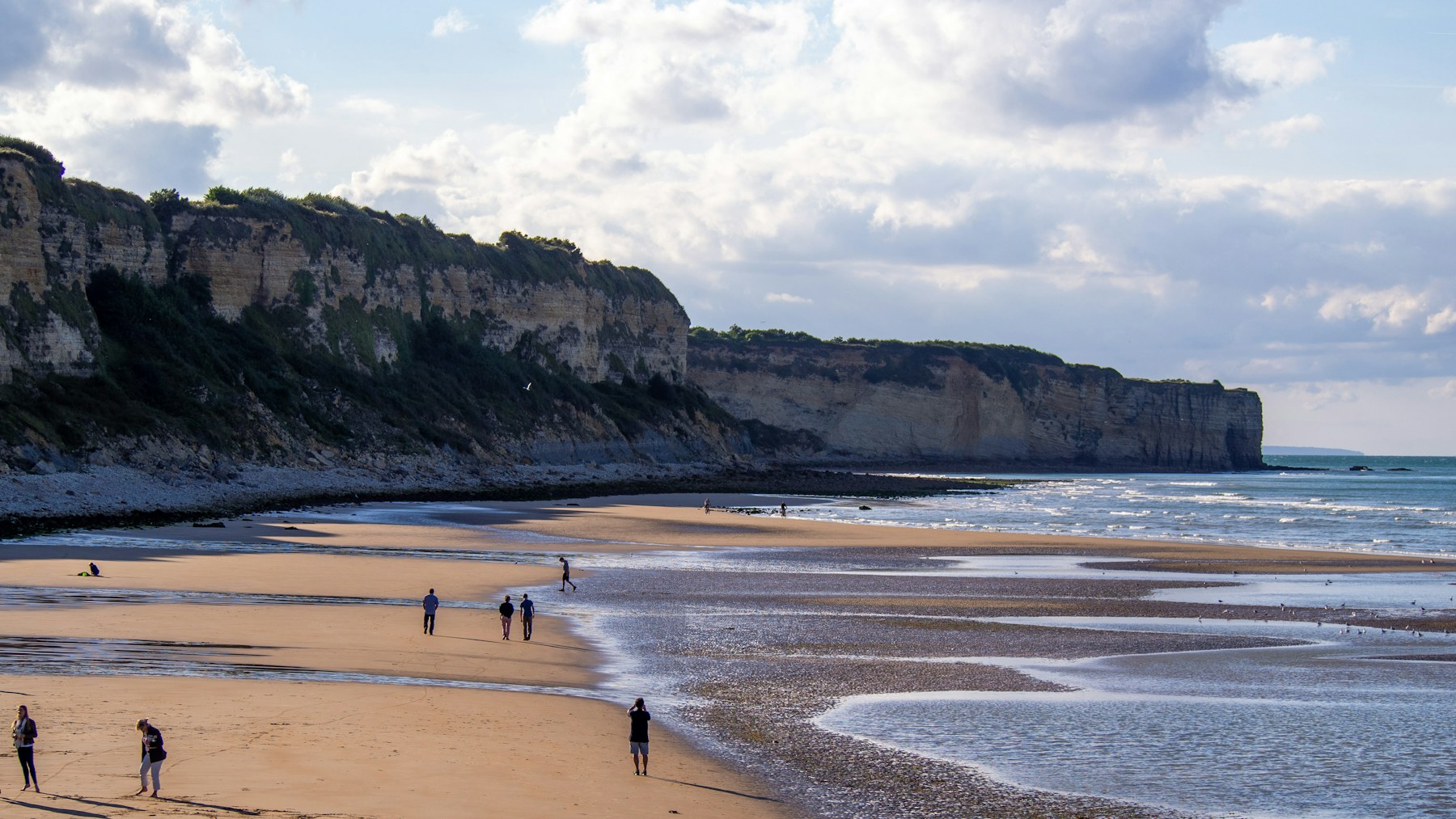 Visiteurs sur une plage historique