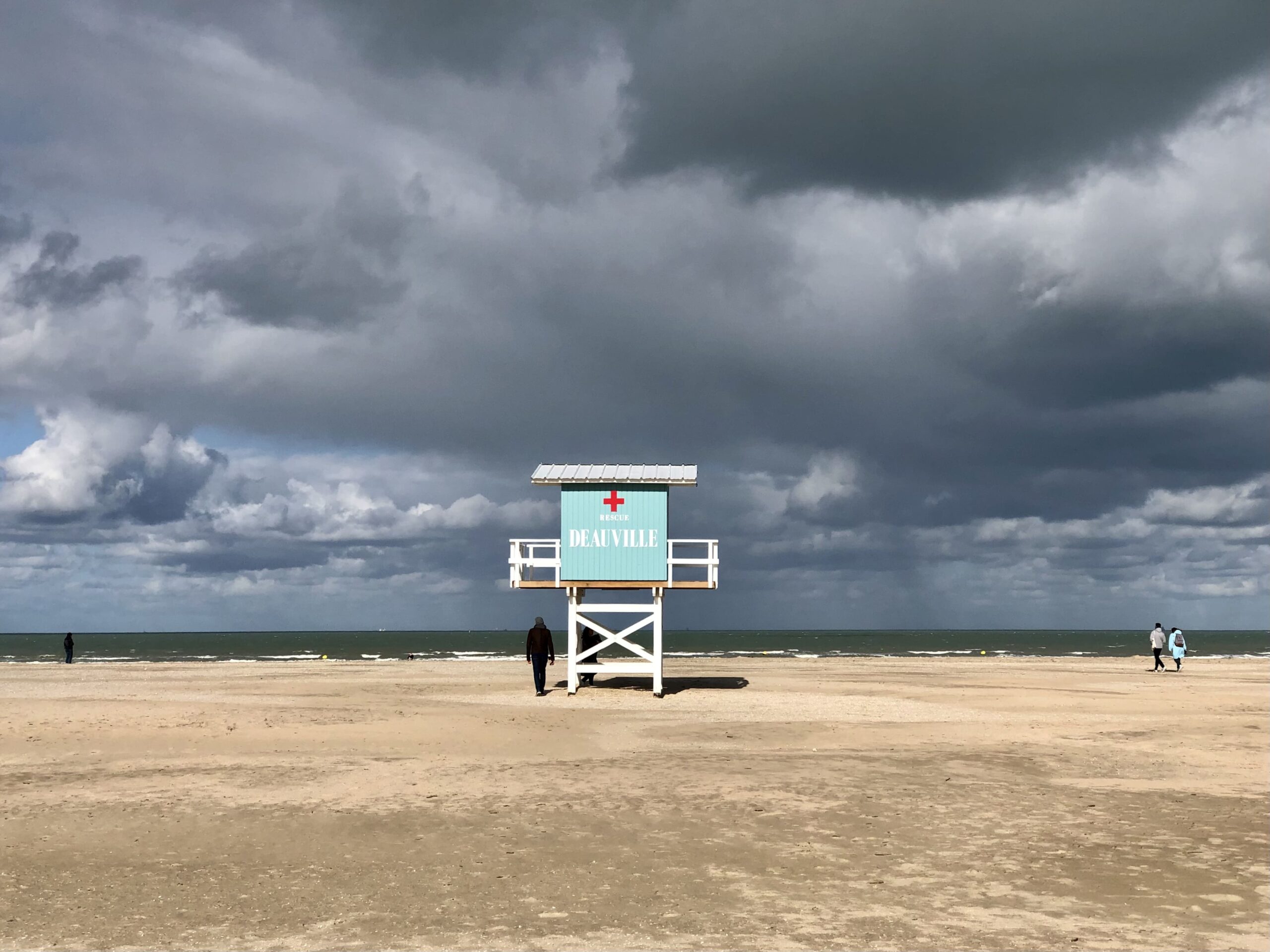 Pluie douce derrière une vitre